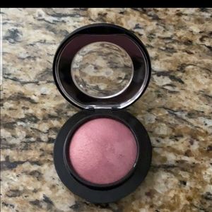 Mac blush .the shade is( gentle )
